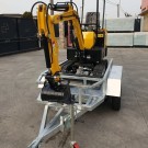 Mini-escavadora com reboque de transporte