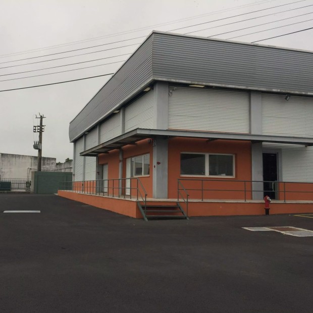 Armazém com escritórios na Zona Industrial de Lousada